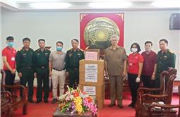 Sư đoàn 3 tiếp nhận vật tư phòng, chống Covid-19 do Ban liên lạc Cựu chiến binh Sư đoàn phối hợp trao tặng